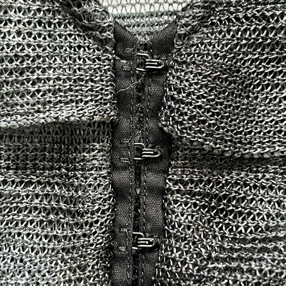 Gorgeous Ruffled Hook & Eye Closure Long Sleeve Cardigan in Gray & Black Sz Lg - Picture 2 of 5